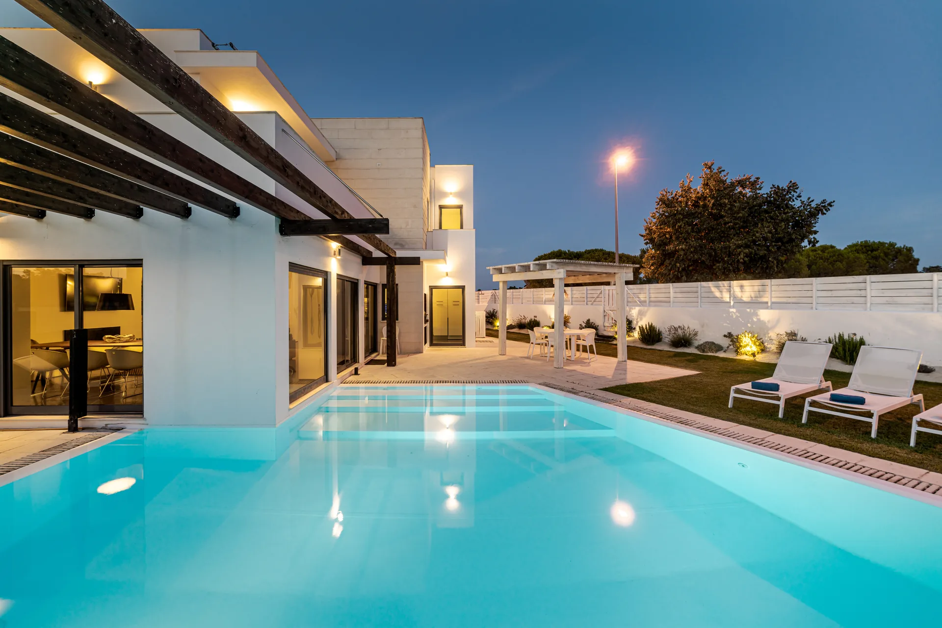 Propiedades con Piscinas Infinitas: El Lujo Definitivo en Ibiza