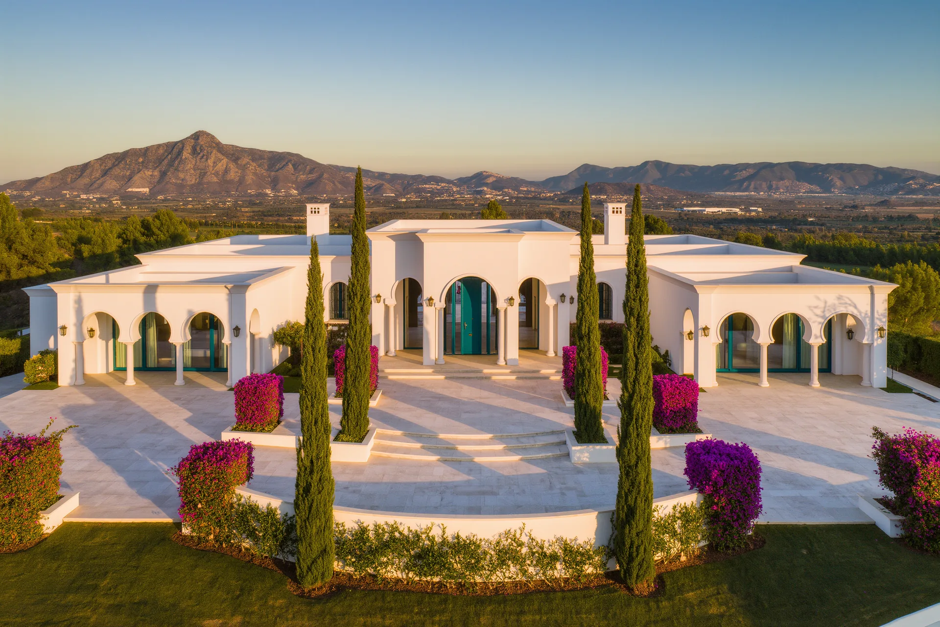 Apartamentos de Lujo en Marbella: Donde el Diseño Moderno se Encuentra con el Encanto Mediterráneo